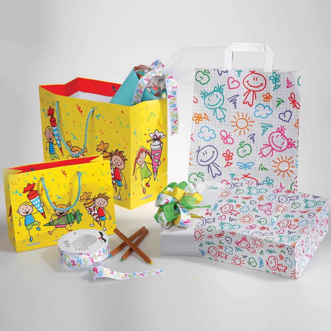 Bolsas De Regalo Y Bolsas Portátiles | Decoración Temática>DecoWoerner Bolsa De Papel "Feliz", 18 X 22 X 8 Cm multicolor