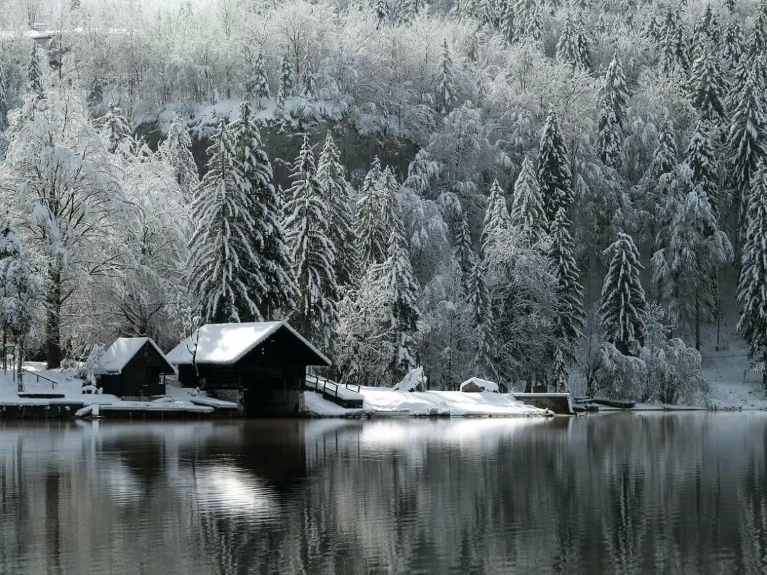 Bandera Xxl | Decoración De Invierno>DecoWoerner Lona XXL "Cabaña Nevada Junto Al Lago" De Lona De Camión Ignífuga 250 X 330 Cm blanco