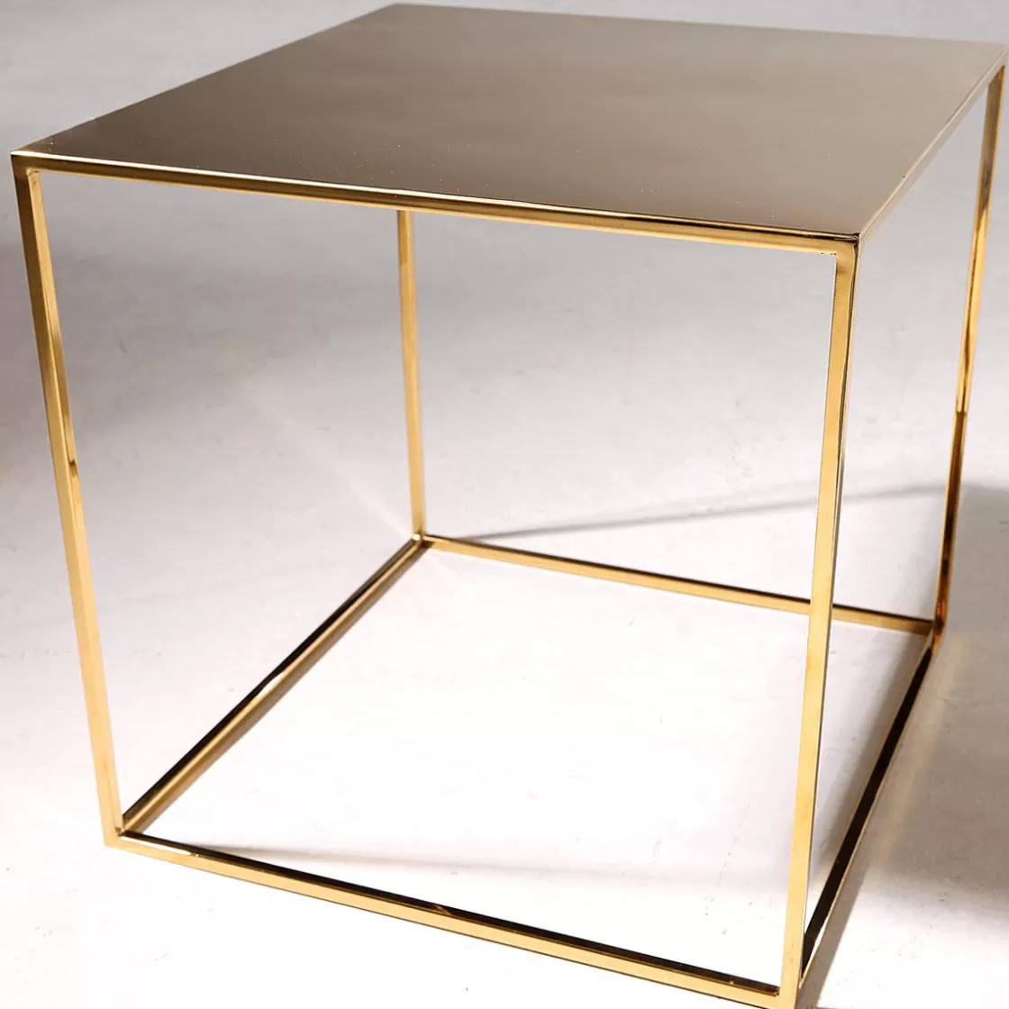 Expositores Para Tiendas | Macetas Y Artículos De Decoración>DecoWoerner Mesa De Metal 45 X 45 Cm, oro