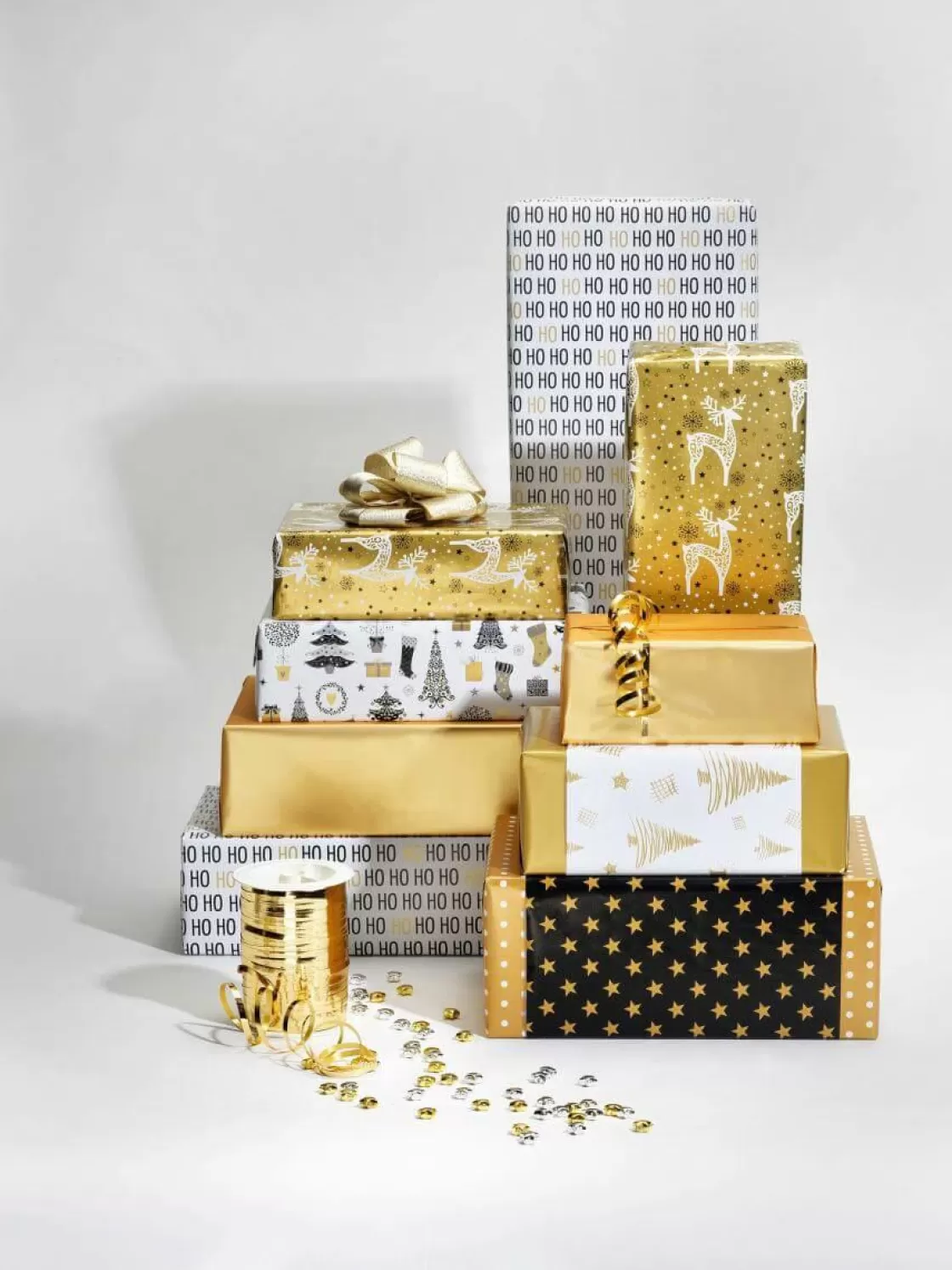 Papel De Regalo>DecoWoerner Papel De Regalo Navideño De Doble Cara Con Estrellas Y Puntos Negros Y Dorados - Rollo De Papel De Regalo De 50 M oro