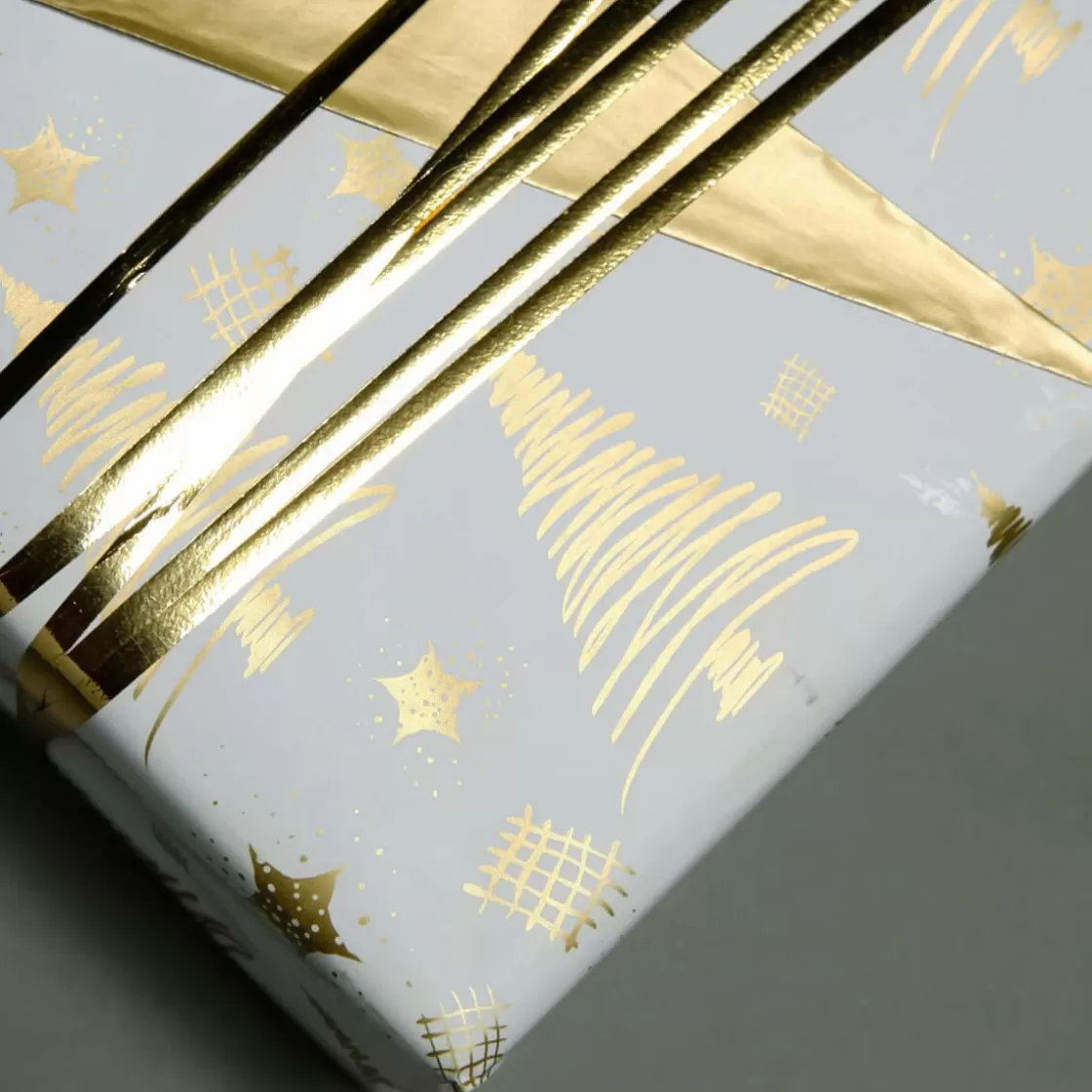 Papel De Regalo | Go Green - Envoltorio Para Regalo Ecológico>DecoWoerner Papel De Regalo Navideño Sostenible De Doble Cara Con Abetos Y Estrellas En Dorado - Bobina De Papel De Regalo De 50 M oro