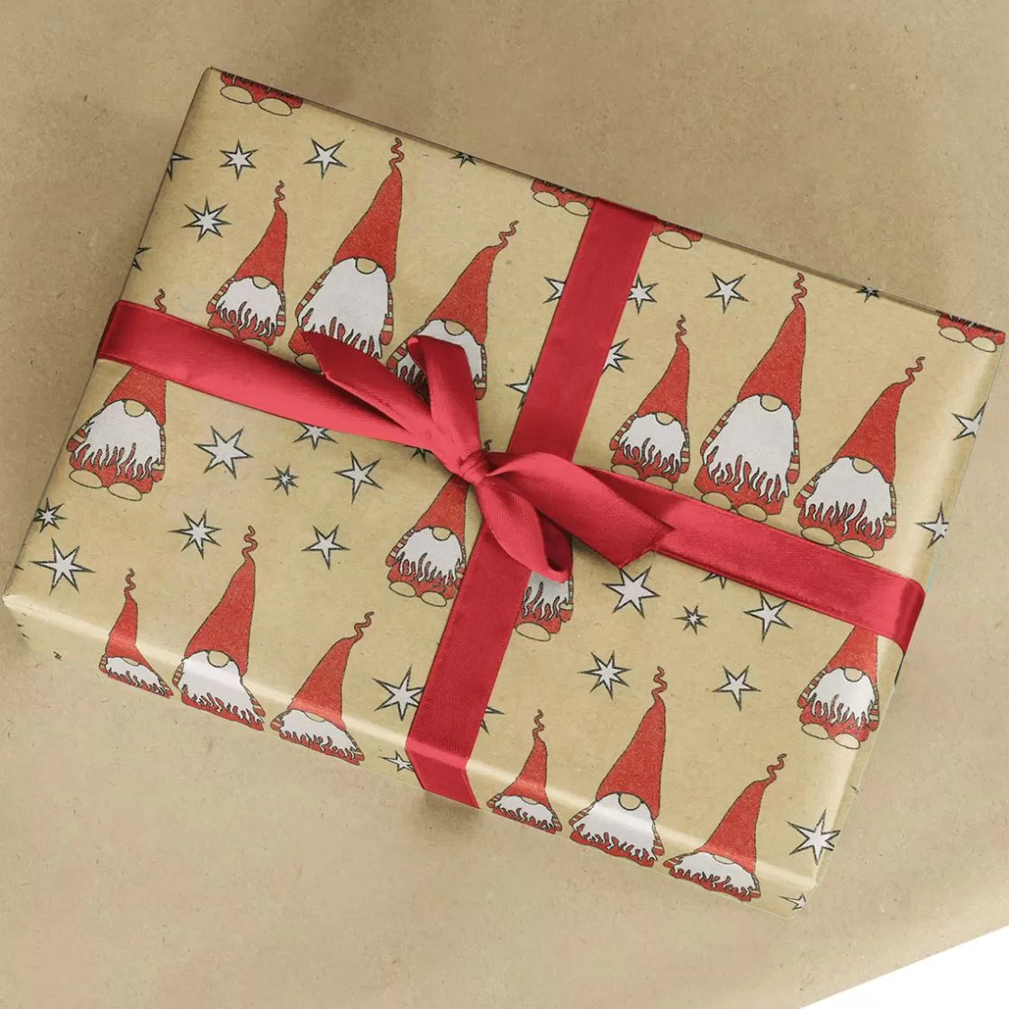 Papel De Regalo | Go Green - Envoltorio Para Regalo Ecológico>DecoWoerner Papel Kraft Reciclado Con Amigo Invisible Rojo Y Estrellas Blancas - Bobina De Papel De Regalo De 50 M marrón