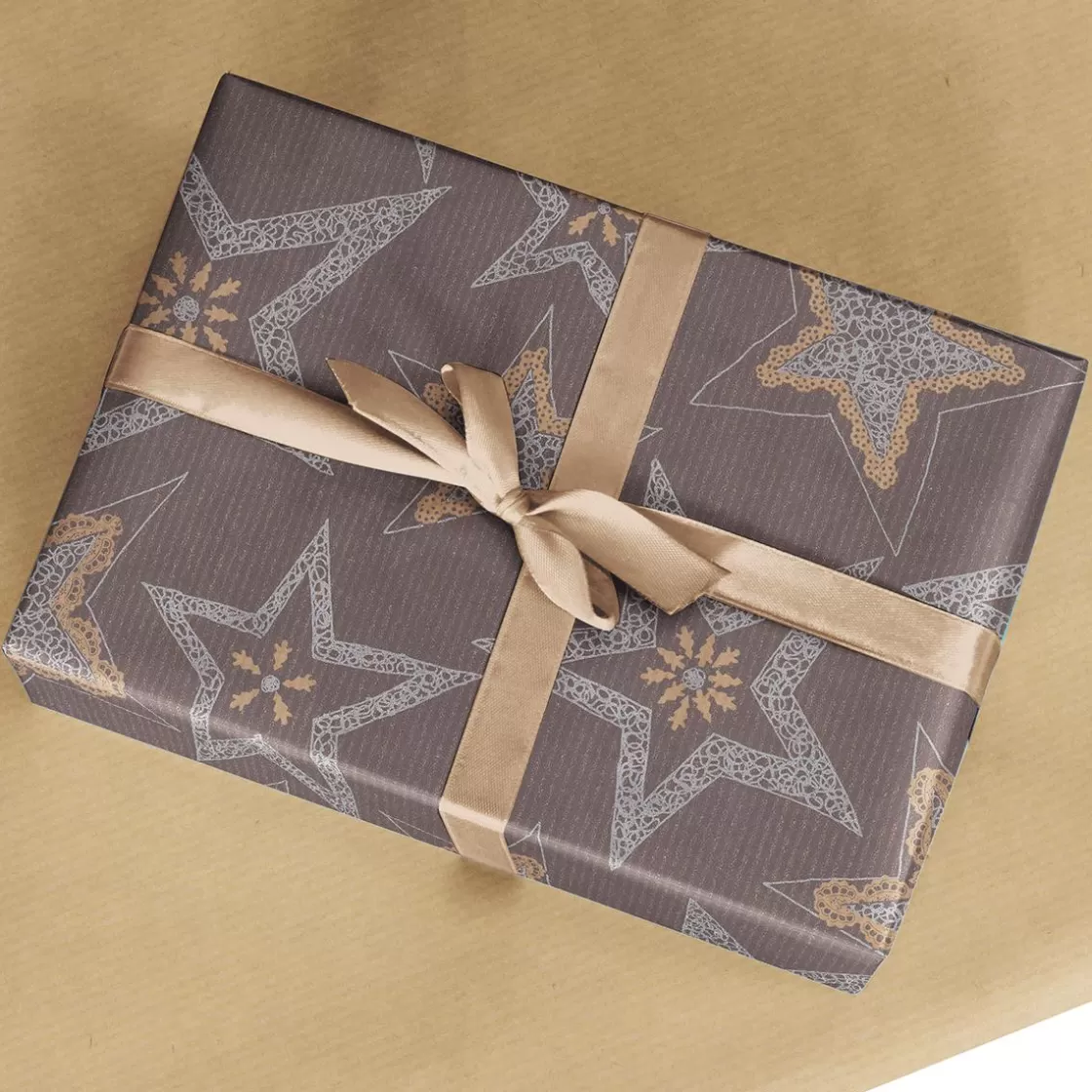 Papel De Regalo | Go Green - Envoltorio Para Regalo Ecológico>DecoWoerner Papel Kraft Reciclado Oscuro Con Estrellas Plateadas - Rollo De Papel De Regalo De 50 M marrón